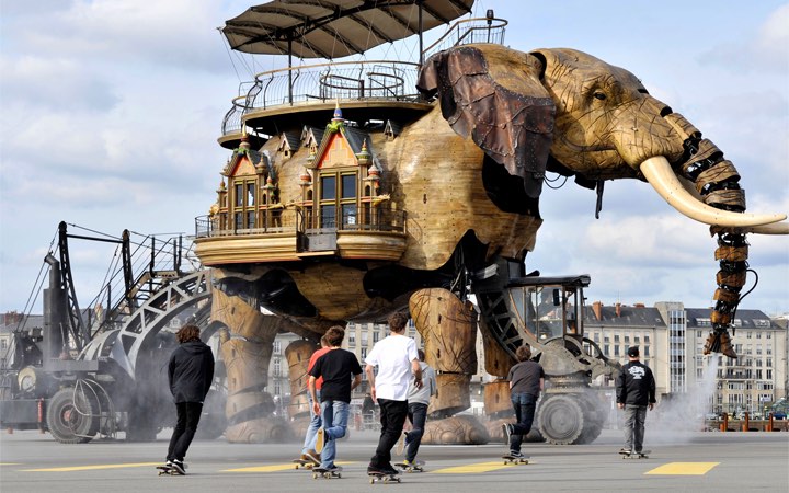 Photo du Grand Éléphant des Machines de l'Île de Nantes, une imposante structure mécanique en forme d'éléphant marchant et transportant des passagers sur son dos
