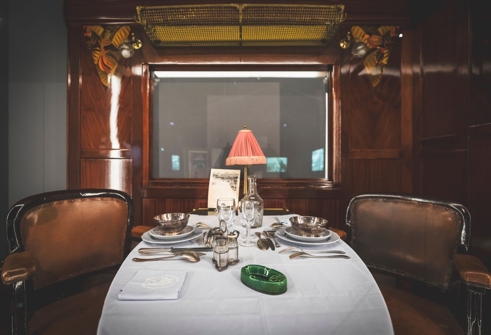 Intérieur d'une voiture Pullman de l'Orient Express avec une table dressée pour le dîner, lors de l'exposition "Once upon a time on the Orient Express"à Singapour