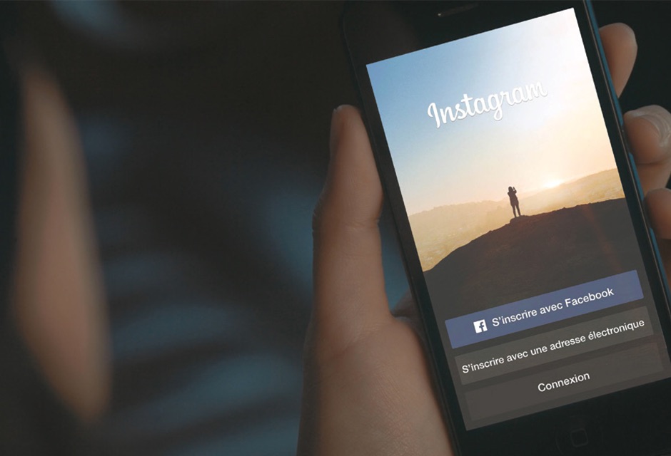 Photo d'un smartphone affichant la page d'inscription de l'application Instagram version 2014, montrant la page pour s'inscrire ou se connecter