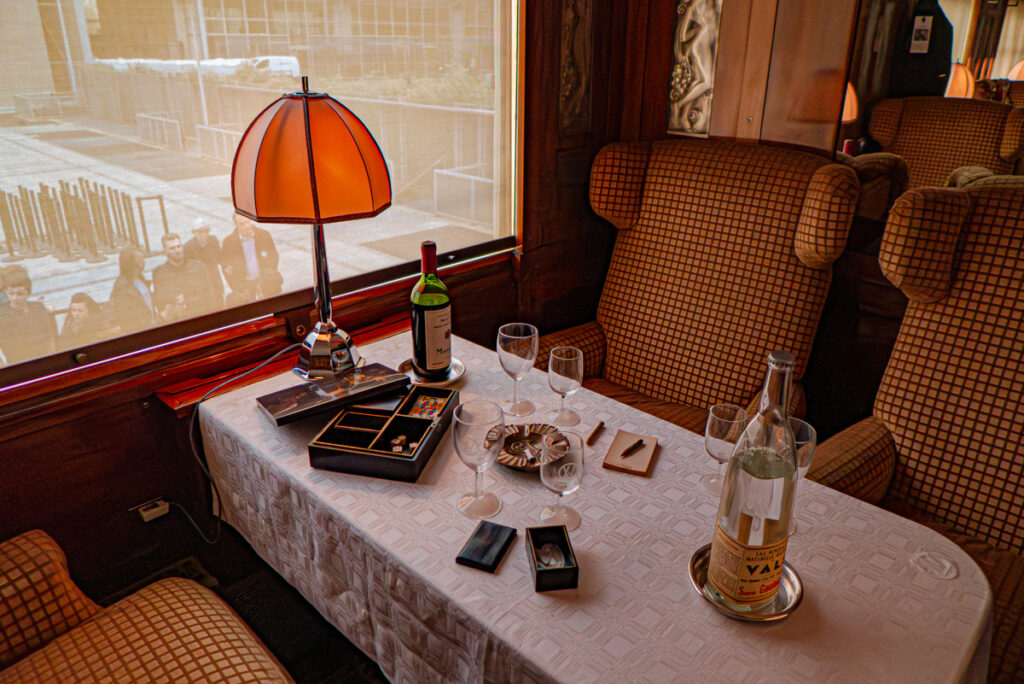 Vue de l'intérieur d'une voiture de l'Orient Express, magnifiquement restaurée et présentée lors de l'exposition 'Il était une fois l'Orient Express' à l'Institut du Monde Arabe à Paris en 2014.