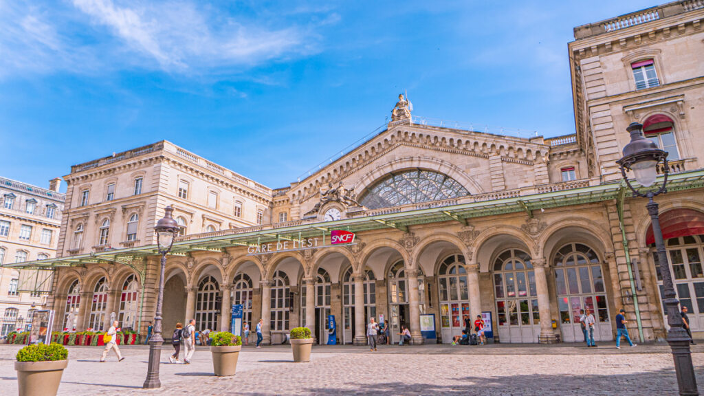 Photo de la façade grandiose de la Gare de Paris Est, capturée en 2013, témoignant de l'architecture majestueuse et de l'ambiance historique qui caractérisent cette gare emblématique.