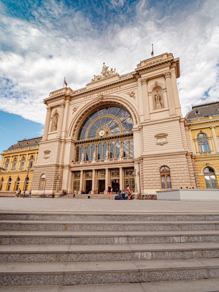 Vue du parvis de la Gare de l'Est (Keleti pályaudvar) à Budapest, montrant la façade est du bâtiment historique de la gare