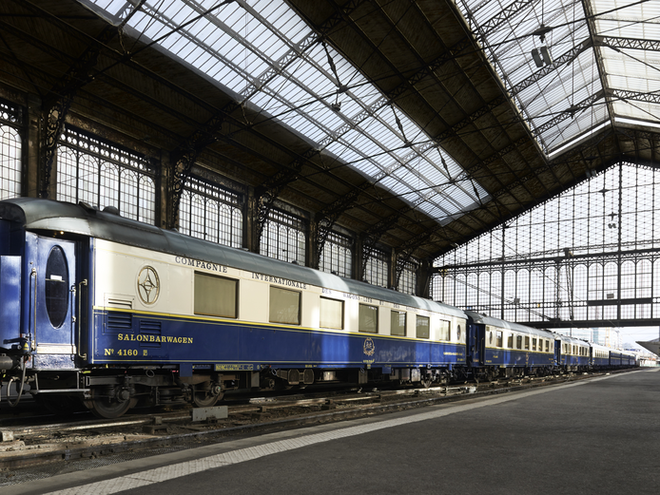 Voitures de l'Orient Express à quai dans la gare de Paris Nord