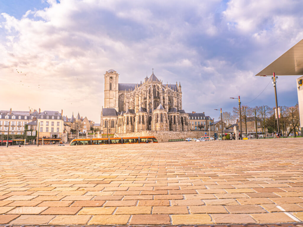 Vue sur la Cathédrale Saint-Julien du Mans depuis la place des Jacobins