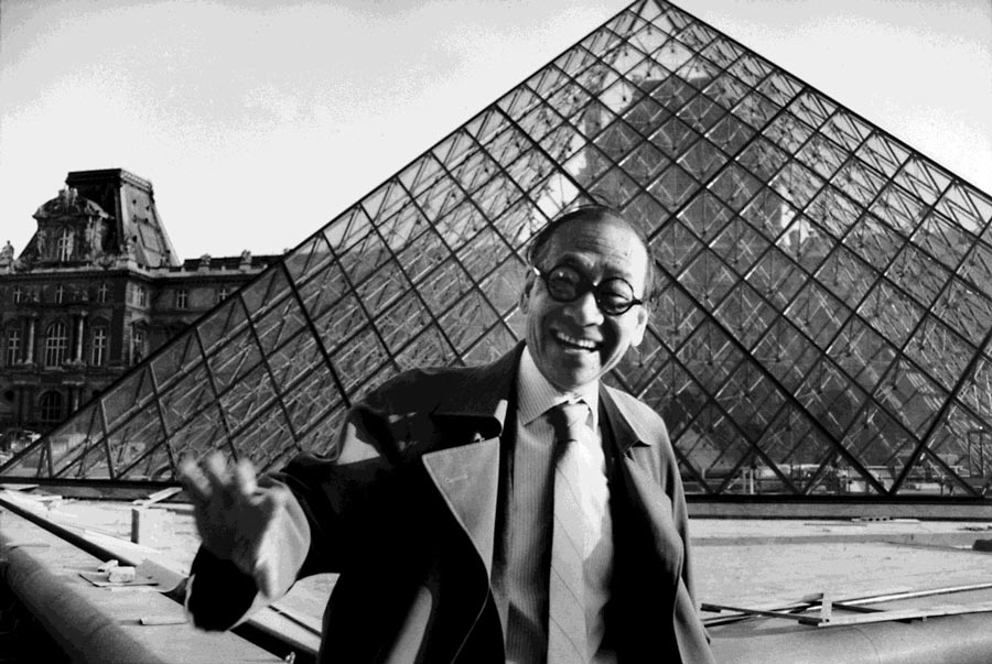 Ieoh Ming Pei posant devant la Pyramide du Louvre