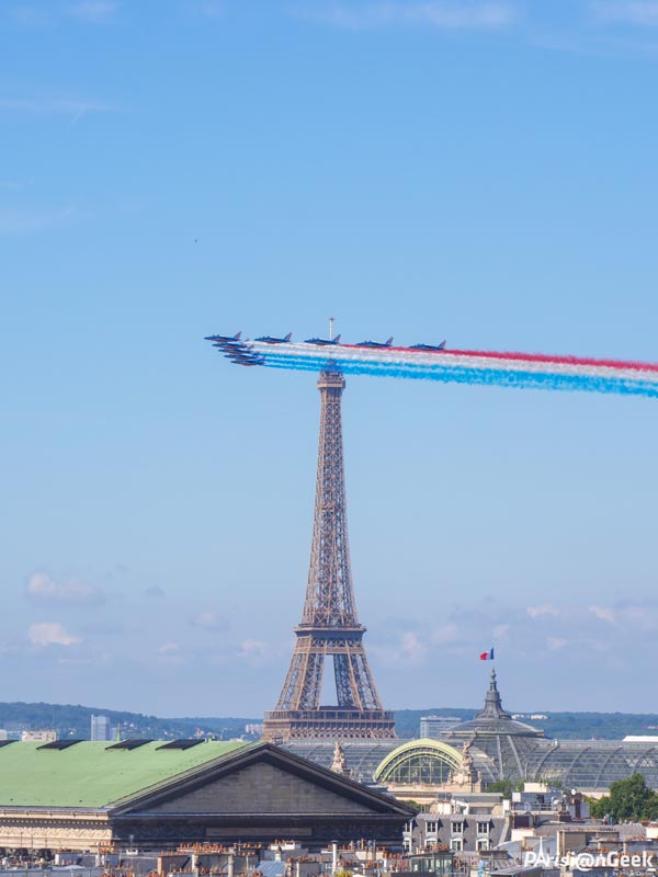 La Patrouille de France passant devant la Tour Eiffel