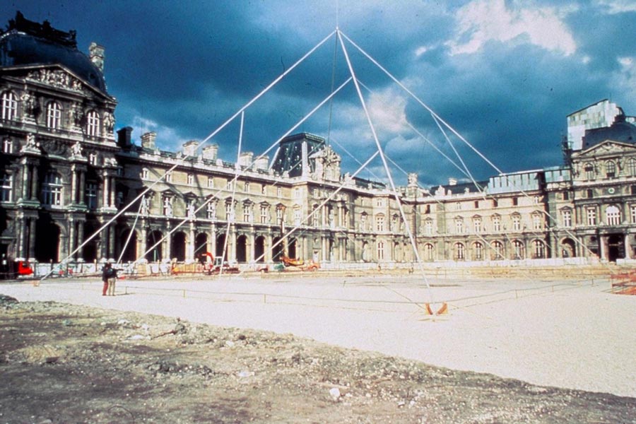 Simulation de la Pyramide du Louvre en mai 1985