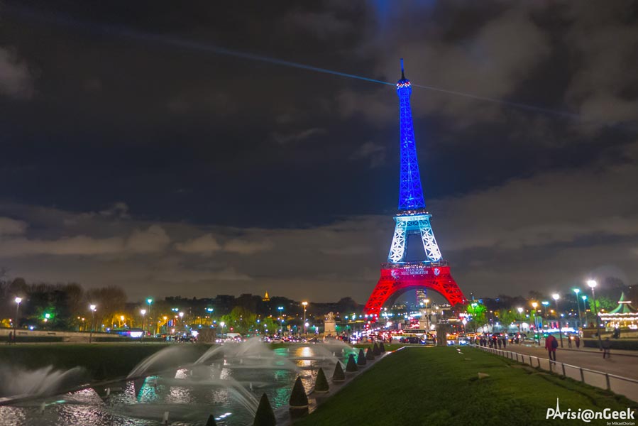 Hommage aux victimes des attentats de Novembre 2015 par la Tour Eiffel