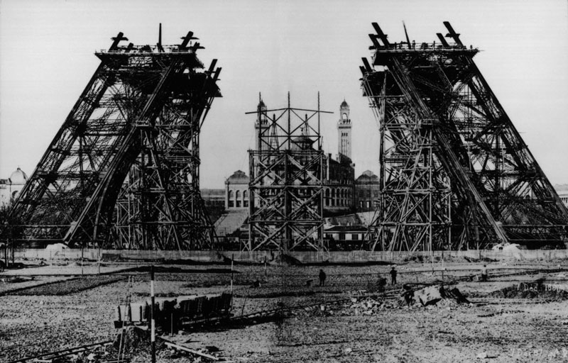 La Tour Eiffel lors de sa construction en 1887