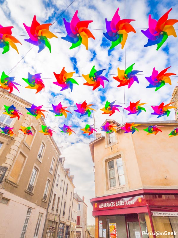 700 moulins à vent arc-en-ciel à Fresnay-sur-Sarthe