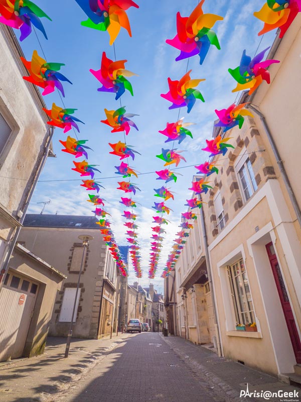 700 moulins à vent dans la Grande Rue à Fresnay-sur-Sarthe