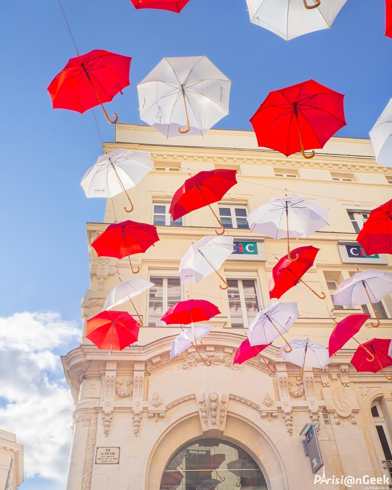 Les 372 parapluies Of Course Le Mans au dessus de la Rue Bolton contraste bien avec le ciel bleu