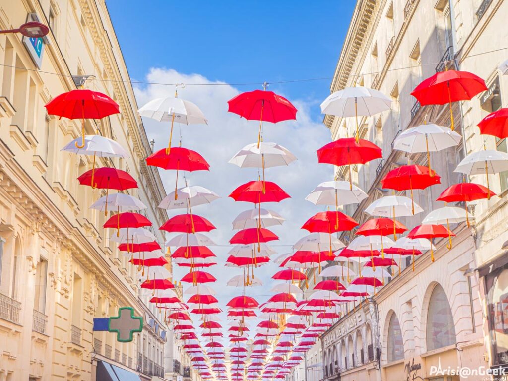 La rue Bolton accueille 372 parapluies rouges et blancs