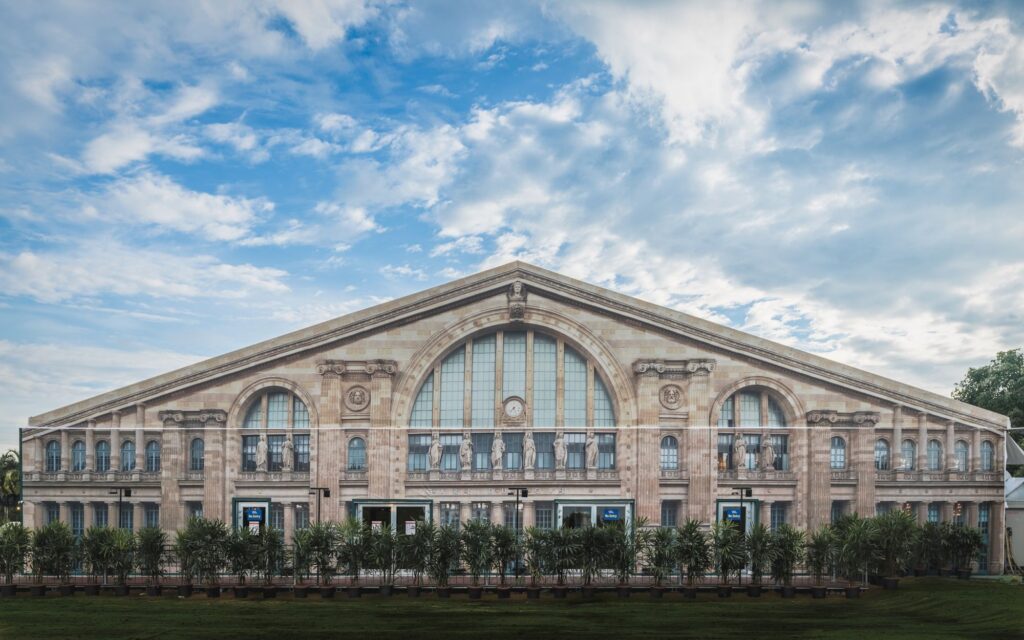 Façade dans un style rappelant la gare de Paris Nord de l'exposition "Once upon a time on the Orient Express", située au Gardens by the Bay à Singapour.