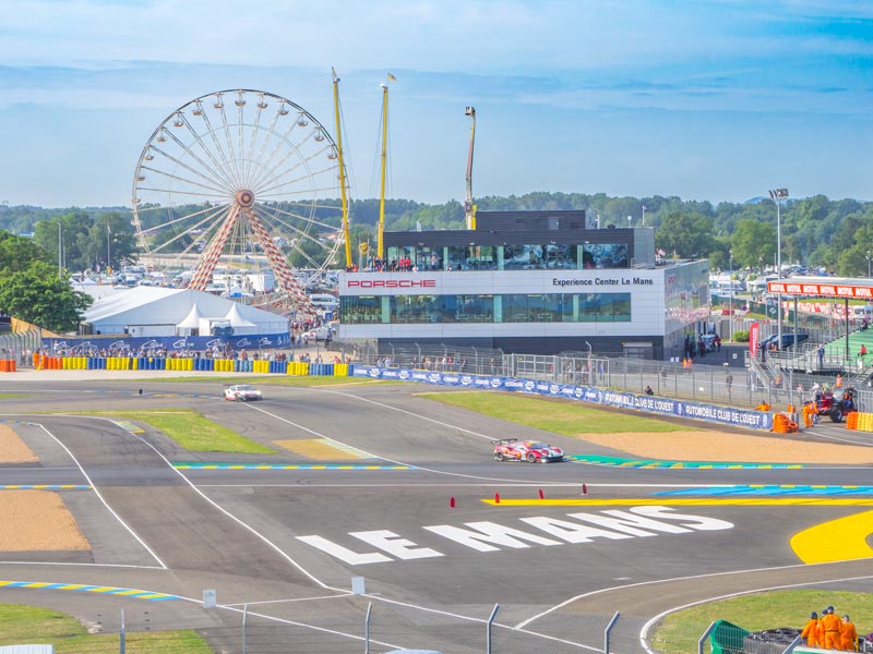 Grande Roue et voitures en course pendant les 24 heures du Mans 2018