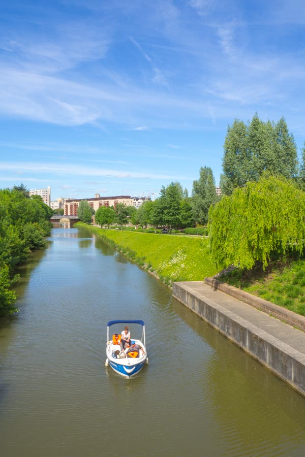 Petit bateau flottant sur la Sarthe, à proximité de l'Île aux Planches au Mans