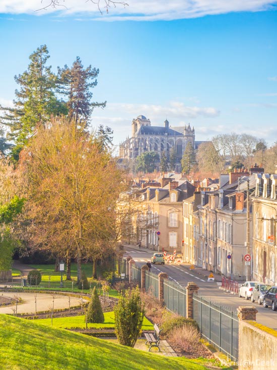 La cathédrale du Mans et des maisons mancelles typiques, vue depuis le Jardin des Plantes