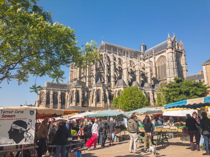 Marché des Jacobins devant la cathédrale Saint-Julien du Mans