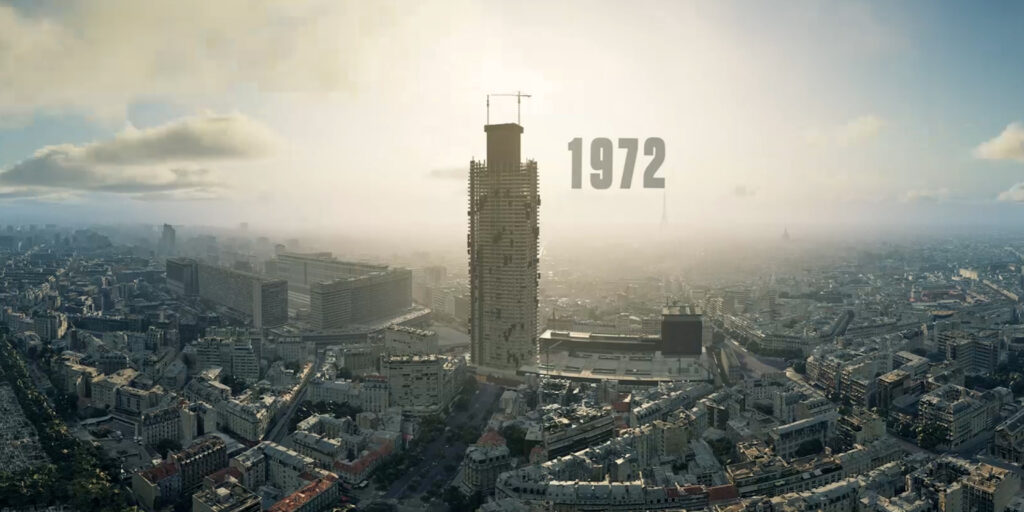 Une image illustrant l’expérience immersive en réalité virtuelle Paris Time Travel proposée par la Tour Montparnasse. L’image montre la Tour Montparnasse en construction en 1972, telle qu’elle apparaît dans le casque de réalité virtuelle. Des grues et des échafaudages entourent la tour.