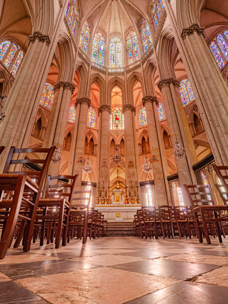 Une vue du chœur de la cathédrale Saint-Julien du Mans, un joyau de l’architecture gothique-romane en France. Cette église, dédiée au premier évêque de la ville, a été construite du XIe au XVe siècle et présente une richesse exceptionnelle de son mobilier et de ses vitraux.