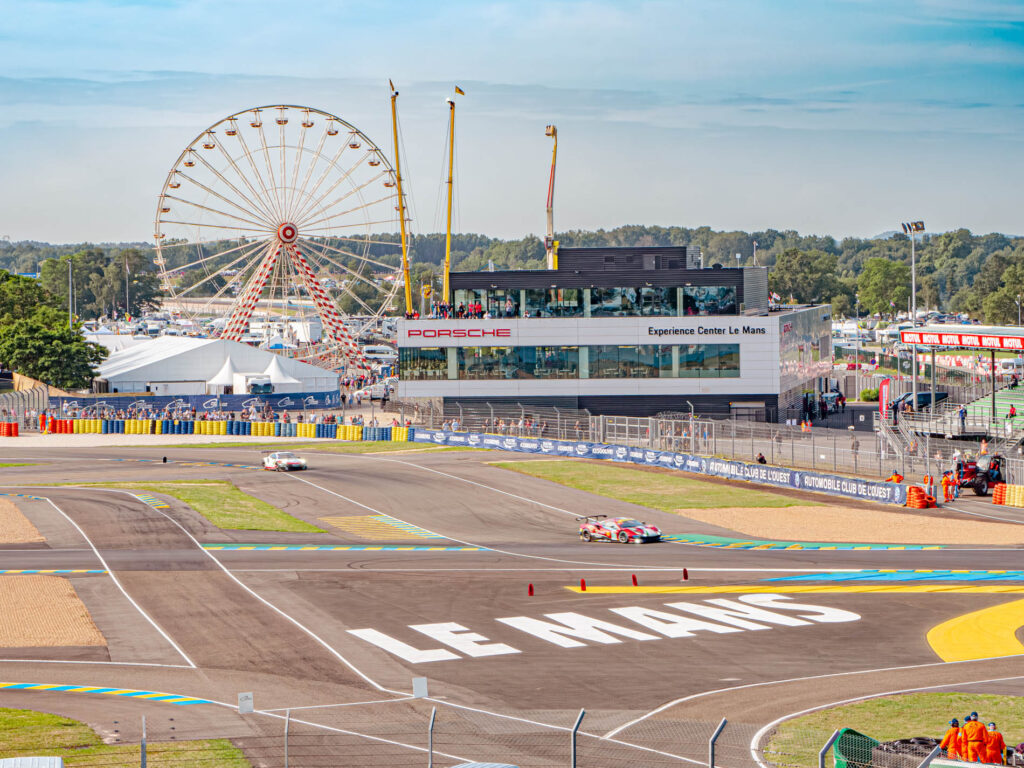 Grande Roue et voitures en course pendant les 24 heures du Mans 2018