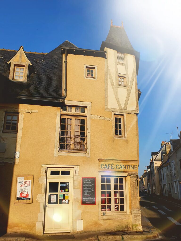 Une photo d’un restaurant appelé l’Épicerie du Pré, situé dans une rue du Mans.