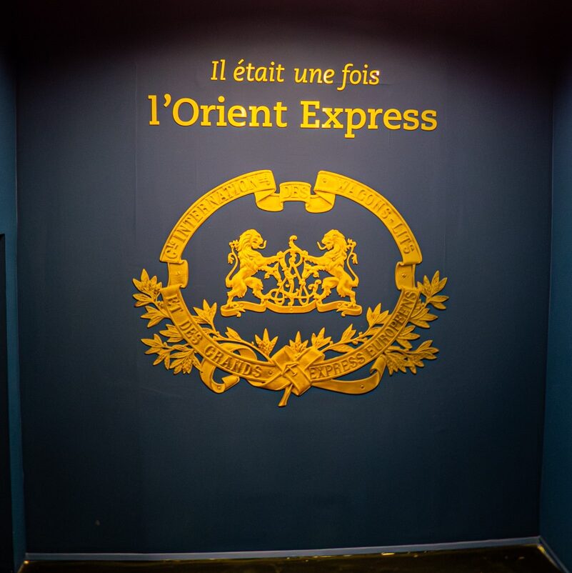 Logo de la CIWL (Compagnie Internationale des Wagons-Lits) affiché lors de l'exposition 'Il était une fois l'Orient Express' à l'Institut du Monde Arabe à Paris.