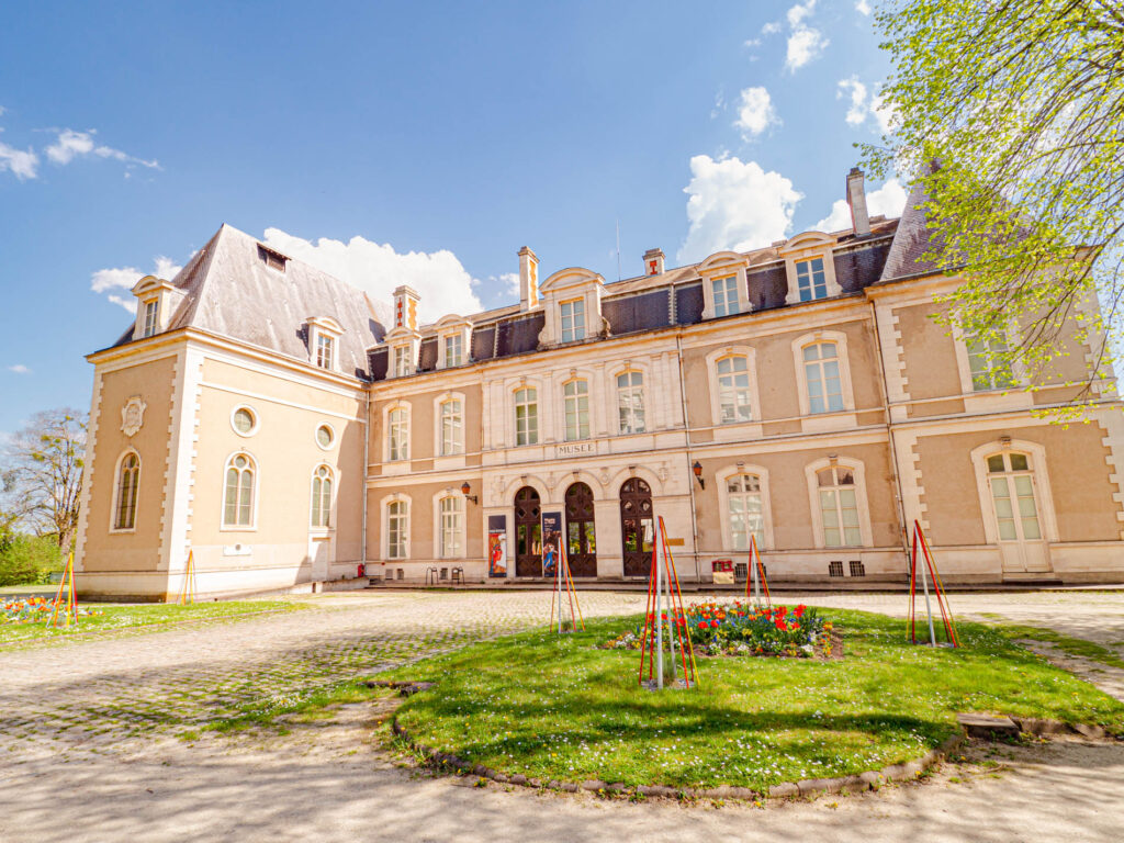 Une photo de la façade du musée Tessé au Mans