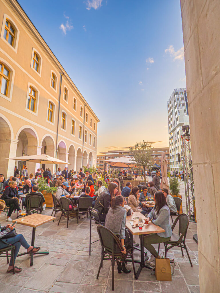 Cette image, capturée par ParisianGeek, montre des personnes profitant d'un moment de détente à La Visitation, un lieu populaire au Mans. Les individus sont vus en train de prendre un verre, engagés dans une conversation conviviale, créant une atmosphère chaleureuse et accueillante. Les lumières douces et l'ameublement confortable du lieu ajoutent à l'ambiance décontractée. C'est une scène qui capture parfaitement l'esprit de convivialité et de camaraderie qui caractérise les soirées passées à La Visitation.