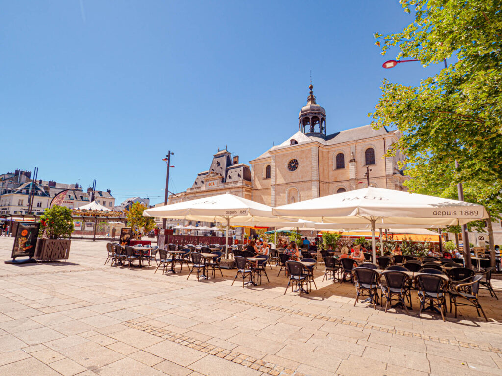 Terrasses sur la Place de la République au Mans